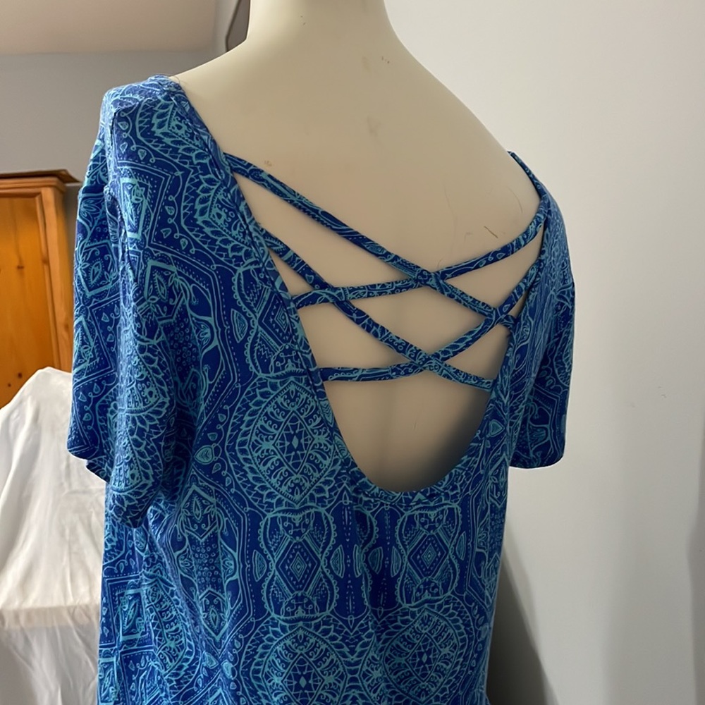 Papermoon Short sleeved top w/ cute back style Size large (but no tag). Bundle!